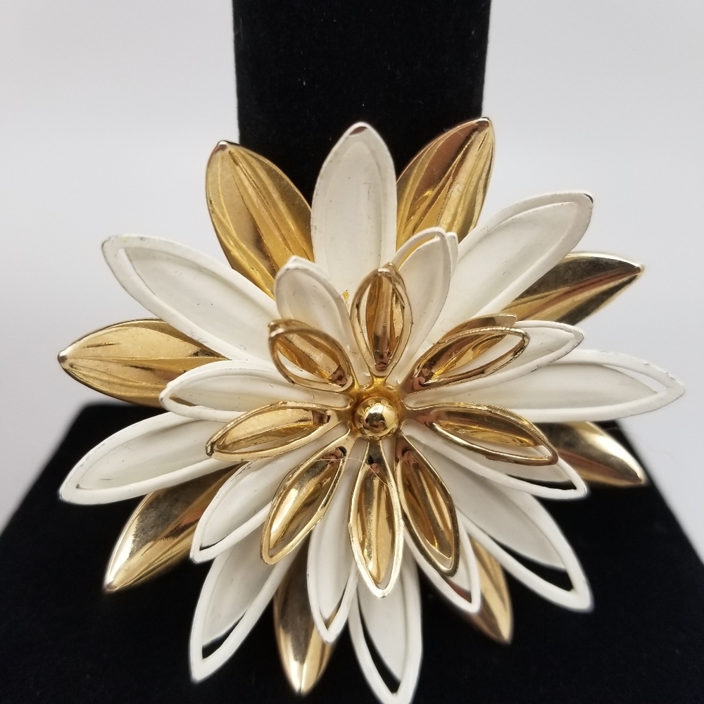 Sarah Coventry Vintage White Gold flower brooch
